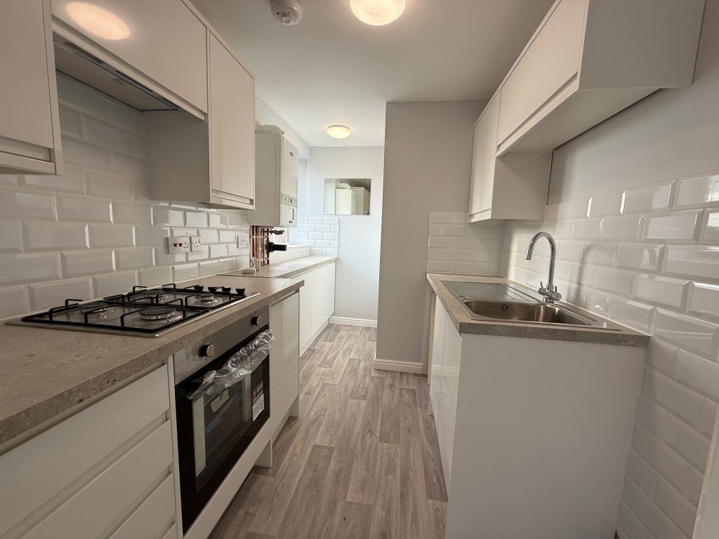 Lot: 6 - INVESTMENT OPPORTUNITY IN TOWN CENTRE LOCATION WITH OFF ROAD PARKING - Newly refurbished tiled kitchen of upper floor